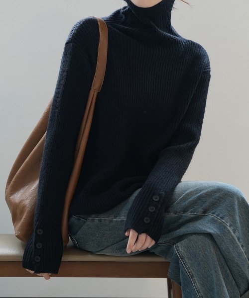 Alum'(アルム)の「袖ボタンタートルネックリブニットトップス(ニット/セーター・レディース・ブラック/グレイッシュベージュ/グレー/オフホワイト/ベージュ/ブラウン・FREE)」の19枚目の写真
