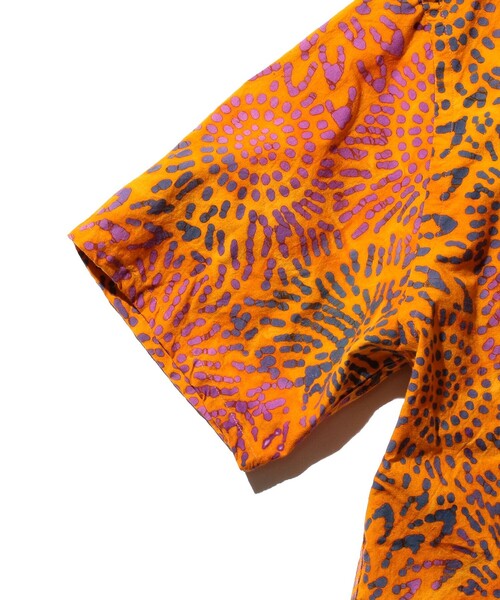 BEAMS PLUS（ビームスプラス）の「バティック プリント オープンカラー シャツ（シャツ/ブラウス・メンズ・オレンジ/グリーン・S/L/M/XL）」の5枚目の写真