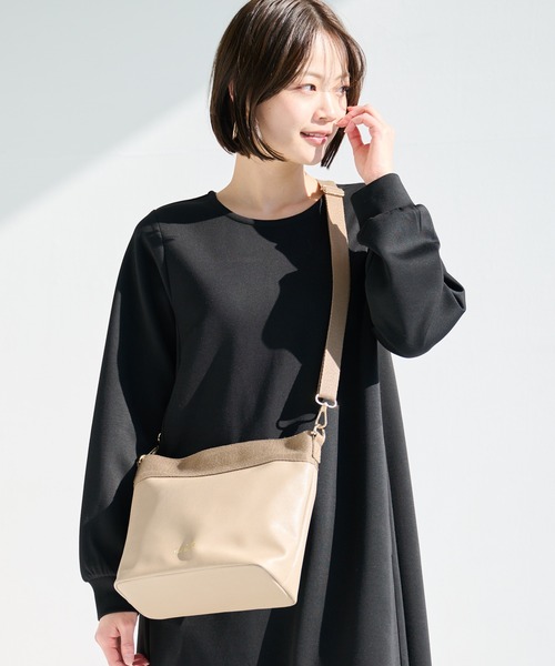 Arnold Palmer（アーノルドパーマー）の「フェイクレザー ショルダーバッグ（ショルダーバッグ・レディース・ベージュ/ブラック・F）」の2枚目の写真