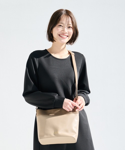 Arnold Palmer（アーノルドパーマー）の「フェイクレザー ショルダーバッグ（ショルダーバッグ・レディース・ベージュ/ブラック・F）」の3枚目の写真