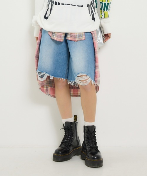 RODEO CROWNS WIDE BOWL(ロデオクラウンズワイドボウル)の「ダメージDENIM バミューダパンツ(デニムパンツ・レディース・ブラック/ブルー・SMALL/MEDIUM)」の1枚目の写真