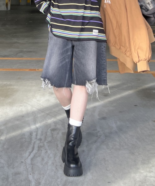 RODEO CROWNS WIDE BOWL(ロデオクラウンズワイドボウル)の「ダメージDENIM バミューダパンツ(デニムパンツ・レディース・ブラック/ブルー・SMALL/MEDIUM)」の2枚目の写真