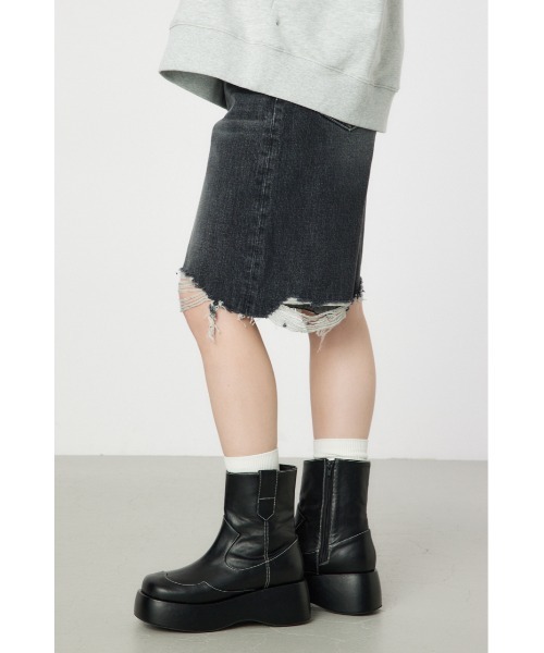 RODEO CROWNS WIDE BOWL(ロデオクラウンズワイドボウル)の「ダメージDENIM バミューダパンツ(デニムパンツ・レディース・ブラック/ブルー・SMALL/MEDIUM)」の4枚目の写真