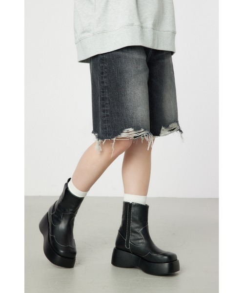 RODEO CROWNS WIDE BOWL(ロデオクラウンズワイドボウル)の「ダメージDENIM バミューダパンツ(デニムパンツ・レディース・ブラック/ブルー・SMALL/MEDIUM)」の5枚目の写真