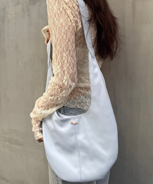 FOREVER 21(フォーエバー トゥエンティーワン)の「【2025SS】ローズモチーフバック(ショルダーバッグ・レディース・ブラック/ブルー・FREE)」の1枚目の写真