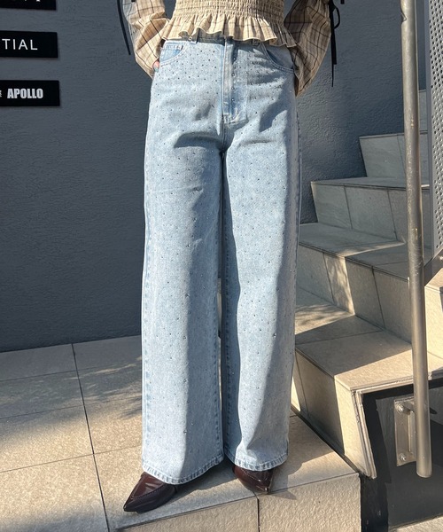 continuer de NICE CLAUP（コンティニューデナイスクラップ）の「【履くだけで一目置かれる存在に！】ストーン付デニムパンツ（デニムパンツ・レディース・ブラック/ブルー系その他/ケミカルウォッシュ・MEDIUM/LARGE）」の6枚目の写真