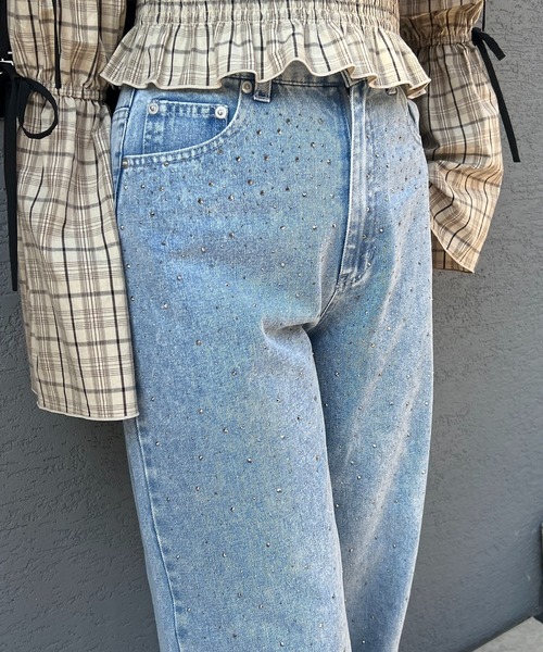 continuer de NICE CLAUP（コンティニューデナイスクラップ）の「【履くだけで一目置かれる存在に！】ストーン付デニムパンツ（デニムパンツ・レディース・ブラック/ブルー系その他/ケミカルウォッシュ・MEDIUM/LARGE）」の8枚目の写真