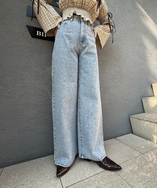 continuer de NICE CLAUP（コンティニューデナイスクラップ）の「【履くだけで一目置かれる存在に！】ストーン付デニムパンツ（デニムパンツ・レディース・ブラック/ブルー系その他/ケミカルウォッシュ・MEDIUM/LARGE）」の9枚目の写真