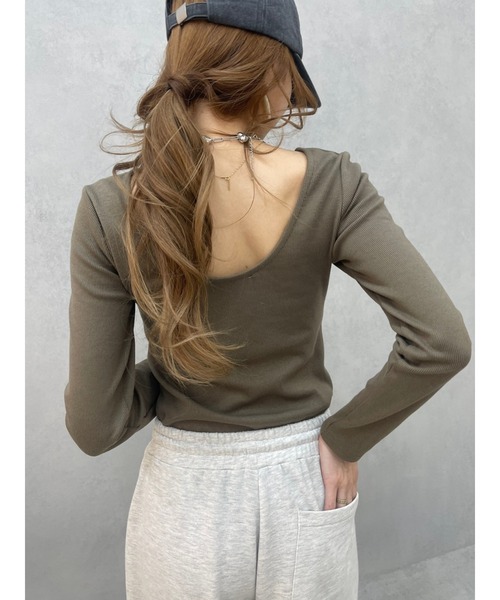 EVRIS(エヴリス)の「【WEB限定】バックオープンリブトップス(Tシャツ/カットソー・レディース・ホワイト/ブラック/ピンク/モカ・FREE)」の3枚目の写真