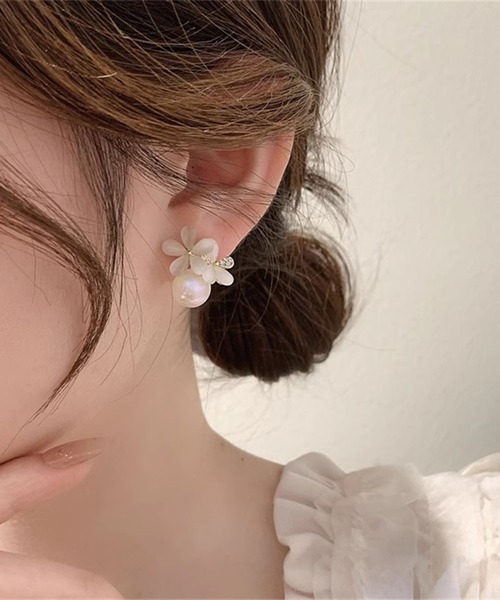 blackdia ocean（ブラックダイヤオーシャン）の「blackdia ocean ホワイトフラワーピアス 両耳（ピアス（両耳用）・レディース・ゴールド/ゴールド系その他・FREE）」の5枚目の写真