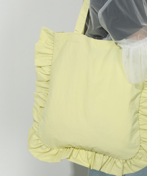 emesuelee(エメスーリー)の「ナイロンフリルトートバッグ(トートバッグ・レディース・グリーン/イエロー/ブルー/レッド/ブラック・フリー)」の4枚目の写真