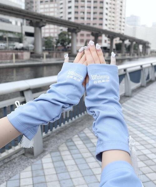 Whinny（ホワイニー）の「Whinny/サマーカリスマニートパンダの手（アームカバー・レディース・サックスブルー/ブラック/ホワイト・FREE）」の2枚目の写真
