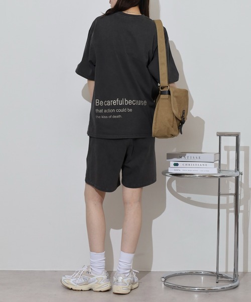 MMMM（エムエムエムエム）の「MMMM 古着風　ヴィンテージ　ピグメント加工　セットアップ　Tシャツ　ショートパンツ（セットアップ・メンズ・グレイッシュベージュ/ブラック・XL/L/M）」の5枚目の写真