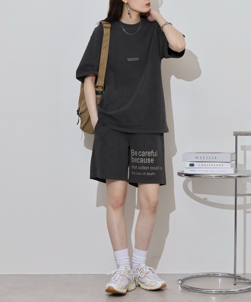 MMMM（エムエムエムエム）の「MMMM 古着風　ヴィンテージ　ピグメント加工　セットアップ　Tシャツ　ショートパンツ（セットアップ・メンズ・グレイッシュベージュ/ブラック・XL/L/M）」の3枚目の写真