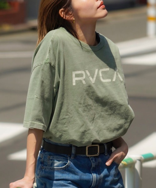 RVCA（ルーカ）の「RVCA メンズ DAY DREAM RVCA SS Tシャツ 【2025年春夏モデル】/ルーカ半袖ロゴTシャツ（Tシャツ/カットソー・メンズ・グリーン系その他/ブラック/マスタード/グレー系その他/ホワイト・X-LARGE/LARGE/MEDIUM/SMALL）」の4枚目の写真