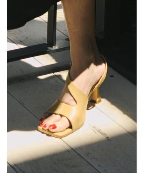 UNITED TOKYO(ユナイテッドトウキョウ)の「Cow Leather Curvy Mule|美脚見え/本革/夏小物/サンダル/牛革(サンダル・レディース・ブラック/ベージュ/レッド・1/2)」の6枚目の写真