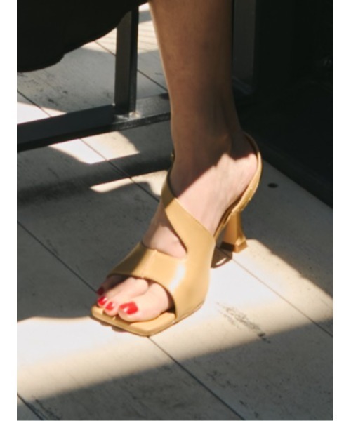 UNITED TOKYO(ユナイテッドトウキョウ)の「Cow Leather Curvy Mule|美脚見え/本革/夏小物/サンダル/牛革(サンダル・レディース・ブラック/ベージュ/レッド・1/2)」の15枚目の写真