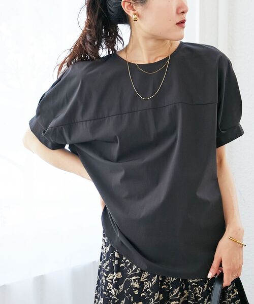 le.coeur blanc(ルクールブラン)の「《接触冷感》ナイロンストレッチスリーブタックブラウス(シャツ/ブラウス・レディース・ダークグレー/カーキオリーブ/オレンジ・38)」の2枚目の写真