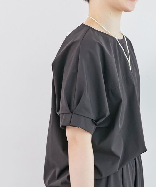 le.coeur blanc(ルクールブラン)の「《接触冷感》ナイロンストレッチスリーブタックブラウス(シャツ/ブラウス・レディース・ダークグレー/カーキオリーブ/オレンジ・38)」の10枚目の写真