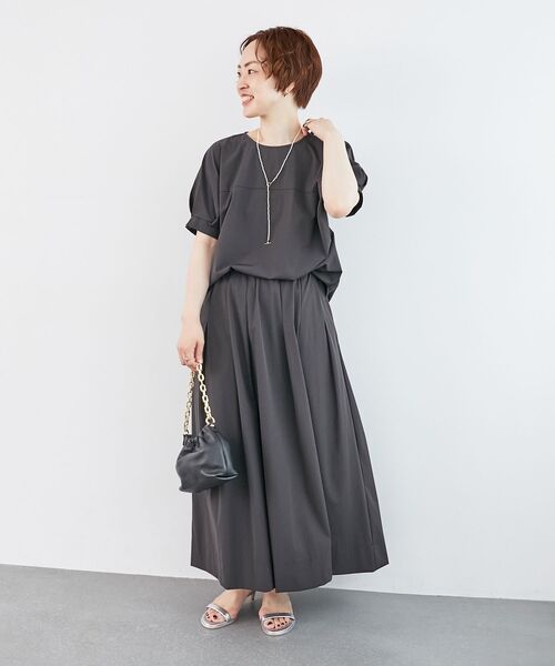 le.coeur blanc(ルクールブラン)の「《接触冷感》ナイロンストレッチスリーブタックブラウス(シャツ/ブラウス・レディース・ダークグレー/カーキオリーブ/オレンジ・38)」の13枚目の写真