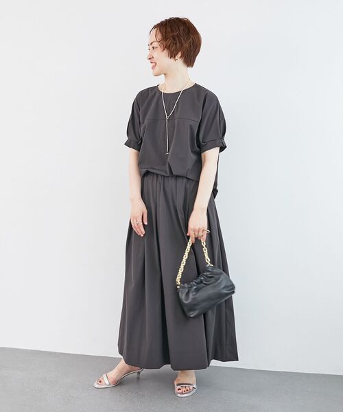 le.coeur blanc(ルクールブラン)の「《接触冷感》ナイロンストレッチスリーブタックブラウス(シャツ/ブラウス・レディース・ダークグレー/カーキオリーブ/オレンジ・38)」の14枚目の写真