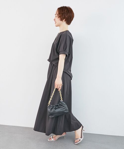 le.coeur blanc(ルクールブラン)の「《接触冷感》ナイロンストレッチスリーブタックブラウス(シャツ/ブラウス・レディース・ダークグレー/カーキオリーブ/オレンジ・38)」の15枚目の写真