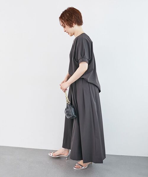le.coeur blanc(ルクールブラン)の「《接触冷感》ナイロンストレッチスリーブタックブラウス(シャツ/ブラウス・レディース・ダークグレー/カーキオリーブ/オレンジ・38)」の16枚目の写真