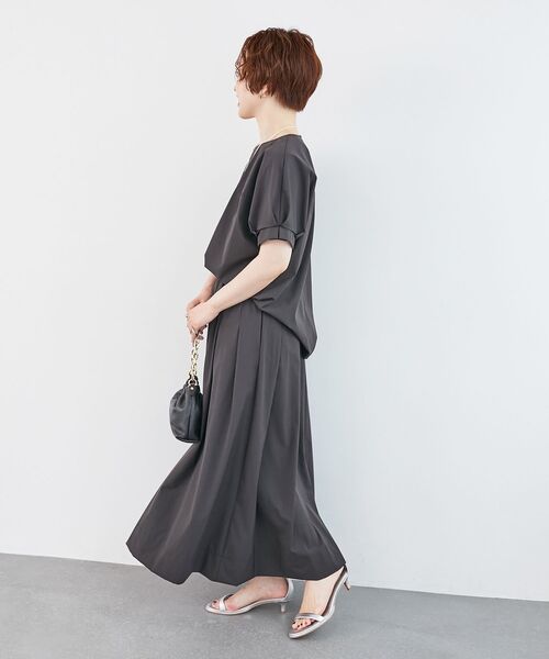 le.coeur blanc(ルクールブラン)の「《接触冷感》ナイロンストレッチスリーブタックブラウス(シャツ/ブラウス・レディース・ダークグレー/カーキオリーブ/オレンジ・38)」の17枚目の写真