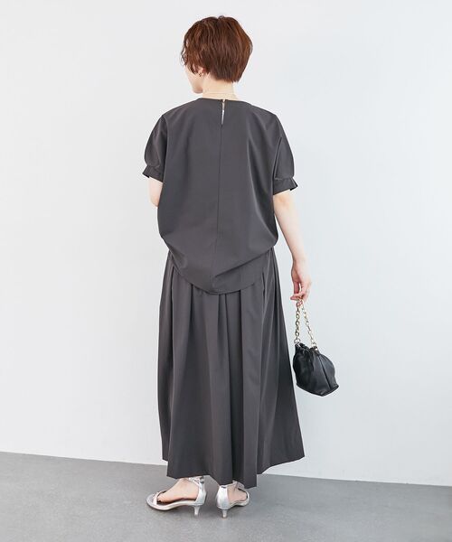 le.coeur blanc(ルクールブラン)の「《接触冷感》ナイロンストレッチスリーブタックブラウス(シャツ/ブラウス・レディース・ダークグレー/カーキオリーブ/オレンジ・38)」の18枚目の写真
