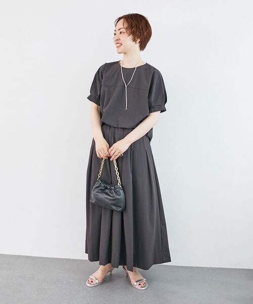 le.coeur blanc(ルクールブラン)の「《接触冷感》ナイロンストレッチスリーブタックブラウス(シャツ/ブラウス・レディース・ダークグレー/カーキオリーブ/オレンジ・38)」の19枚目の写真