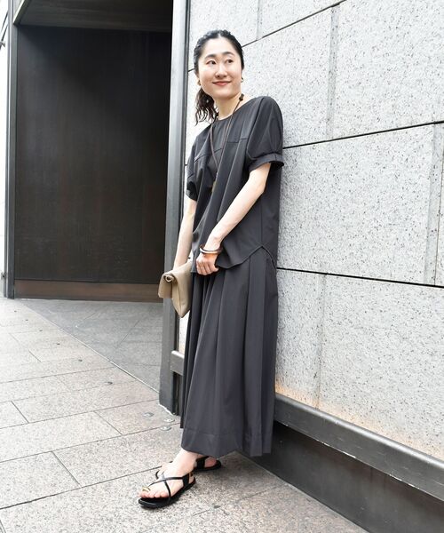 le.coeur blanc(ルクールブラン)の「《接触冷感》ナイロンストレッチスリーブタックブラウス(シャツ/ブラウス・レディース・ダークグレー/カーキオリーブ/オレンジ・38)」の21枚目の写真