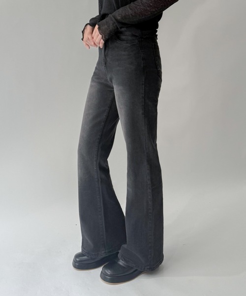 on:nue（オンニュ）の「【on:nue】[2色展開/3サイズ展開]  美脚デニムキックフレアパンツ（デニムパンツ・レディース・ブラック/ブルー・SMALL/MEDIUM/LARGE）」の4枚目の写真