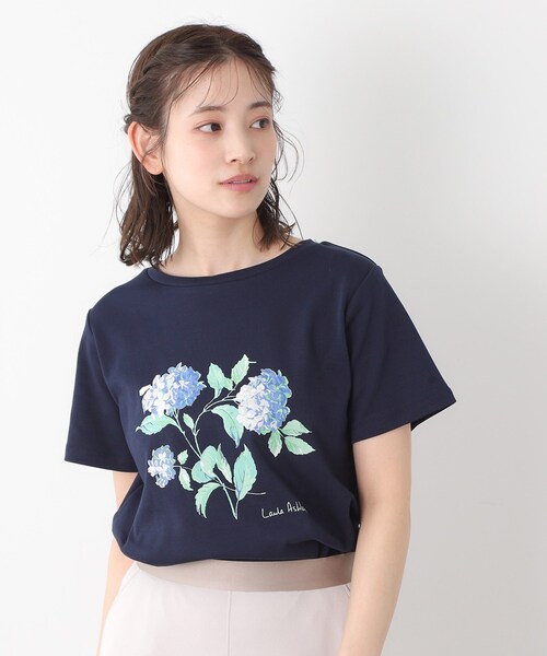 LAURA ASHLEY(ローラアシュレイ)の「【コットン100%/洗える】ハイドランジア柄Tシャツ(Tシャツ/カットソー・レディース・サックスブルー/オフホワイト/ネイビー・38/40)」の2枚目の写真