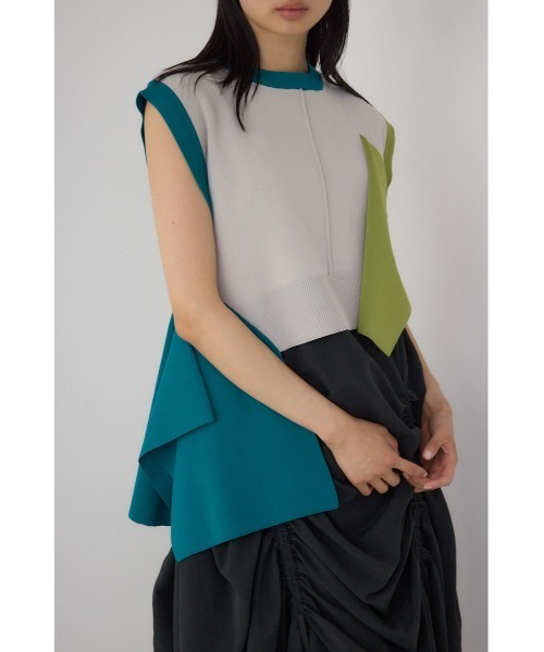 PLUS(プラス)の「【PLUS】アシンメトリードレープニットベスト(ベスト・レディース・ブラック/グレー系その他/ブラック系その他・FREE)」の1枚目の写真