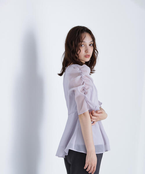 NATURAL BEAUTY BASIC（ナチュラルビューティーベーシック）の「◇シアーペプラムブラウス（シャツ/ブラウス・レディース・チャコールグレー/オフホワイト/ラベンダー/ライトグリーン・SMALL/MEDIUM）」の4枚目の写真