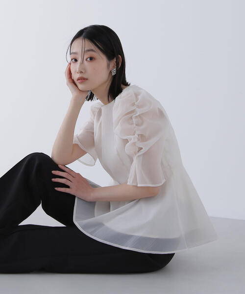 NATURAL BEAUTY BASIC（ナチュラルビューティーベーシック）の「◇シアーペプラムブラウス（シャツ/ブラウス・レディース・チャコールグレー/オフホワイト/ラベンダー/ライトグリーン・SMALL/MEDIUM）」の2枚目の写真