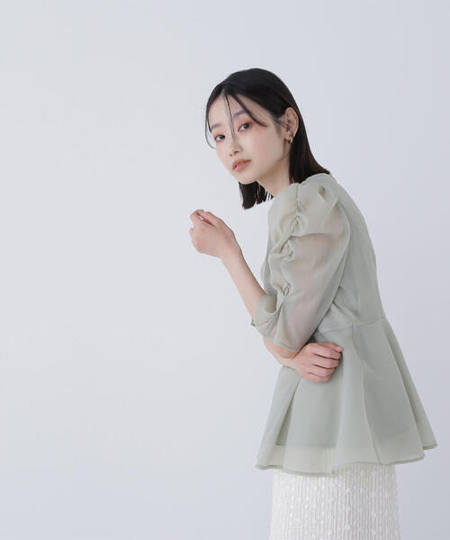 NATURAL BEAUTY BASIC（ナチュラルビューティーベーシック）の「◇シアーペプラムブラウス（シャツ/ブラウス・レディース・チャコールグレー/オフホワイト/ラベンダー/ライトグリーン・SMALL/MEDIUM）」の3枚目の写真