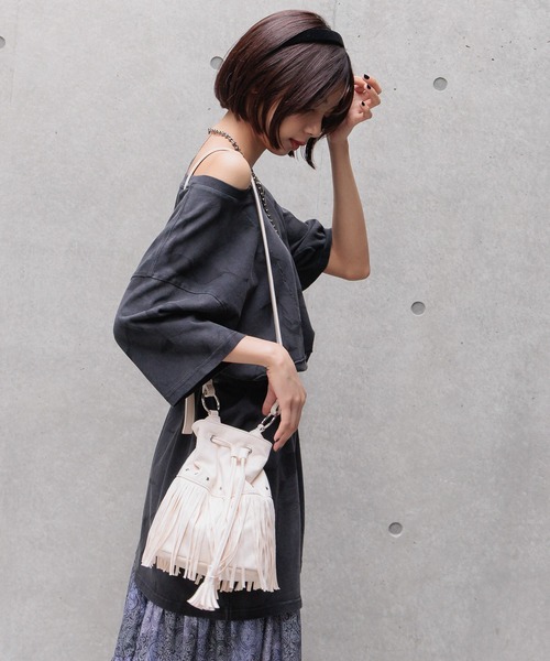 PAGEBOY（ページボーイ）の「スウェードフリンジキンチャク（ショルダーバッグ・レディース・ベージュ/オフホワイト・FREE）」の2枚目の写真