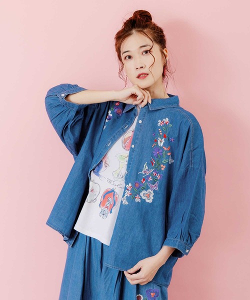 ScoLar（スカラー）の「151704-1：刺繍デニムシャツ（Tシャツ/カットソー・レディース・ブラック/ブルー・M/L）」の2枚目の写真