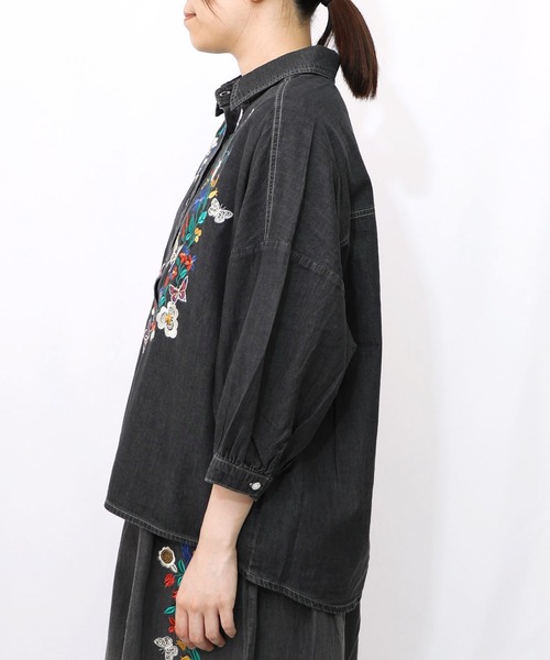 ScoLar（スカラー）の「151704-1：刺繍デニムシャツ（Tシャツ/カットソー・レディース・ブラック/ブルー・M/L）」の7枚目の写真