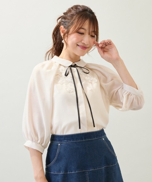 Rose Tiara(ローズティアラ)の「【手洗いOK】襟付きフラワーモチーフブラウス(シャツ/ブラウス・レディース・ブラック/ベージュ・38/42/46)」の1枚目の写真