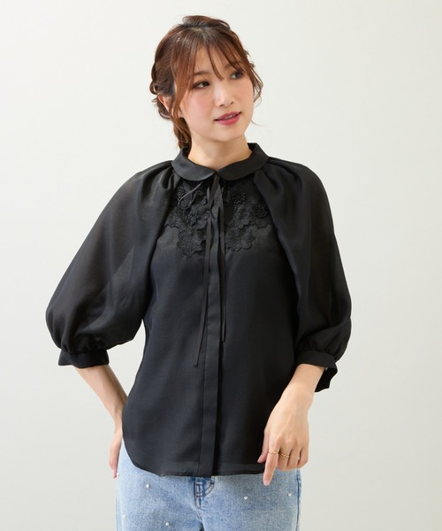 Rose Tiara(ローズティアラ)の「【手洗いOK】襟付きフラワーモチーフブラウス(シャツ/ブラウス・レディース・ブラック/ベージュ・38/42/46)」の2枚目の写真