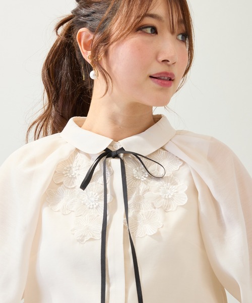 Rose Tiara(ローズティアラ)の「【手洗いOK】襟付きフラワーモチーフブラウス(シャツ/ブラウス・レディース・ブラック/ベージュ・38/42/46)」の6枚目の写真