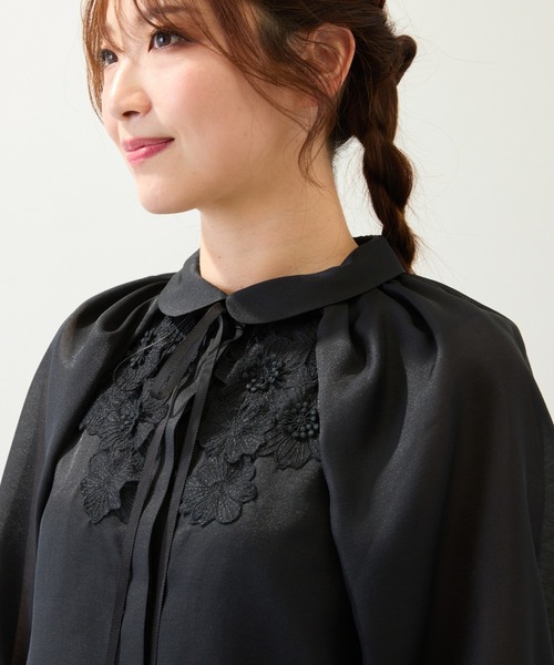 Rose Tiara(ローズティアラ)の「【手洗いOK】襟付きフラワーモチーフブラウス(シャツ/ブラウス・レディース・ブラック/ベージュ・38/42/46)」の9枚目の写真
