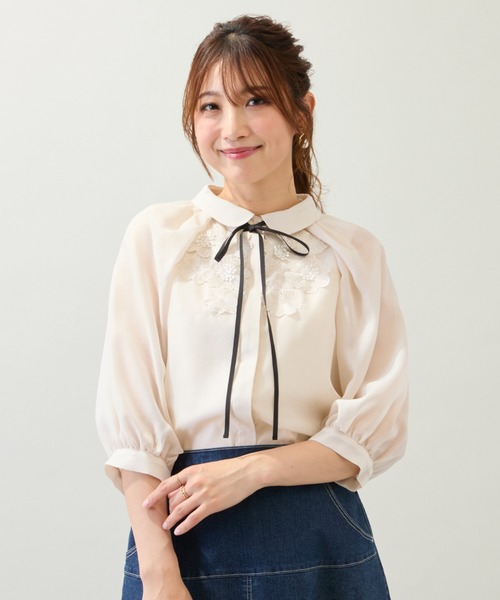 Rose Tiara(ローズティアラ)の「【手洗いOK】襟付きフラワーモチーフブラウス(シャツ/ブラウス・レディース・ブラック/ベージュ・38/42/46)」の3枚目の写真