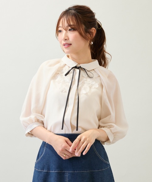 Rose Tiara(ローズティアラ)の「【手洗いOK】襟付きフラワーモチーフブラウス(シャツ/ブラウス・レディース・ブラック/ベージュ・38/42/46)」の4枚目の写真