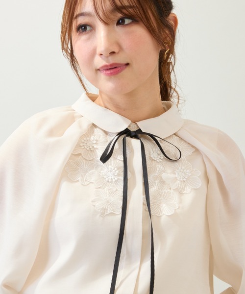 Rose Tiara(ローズティアラ)の「【手洗いOK】襟付きフラワーモチーフブラウス(シャツ/ブラウス・レディース・ブラック/ベージュ・38/42/46)」の5枚目の写真