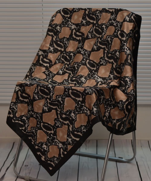 Mayree（メイリー）の「【resonance】シックデザイン シンプルカラー シルクタッチ 大判スカーフ【マルチウェイ】（バンダナ/スカーフ・レディース・その他4/その他5/その他3/その他2/その他1・FREE）」の5枚目の写真