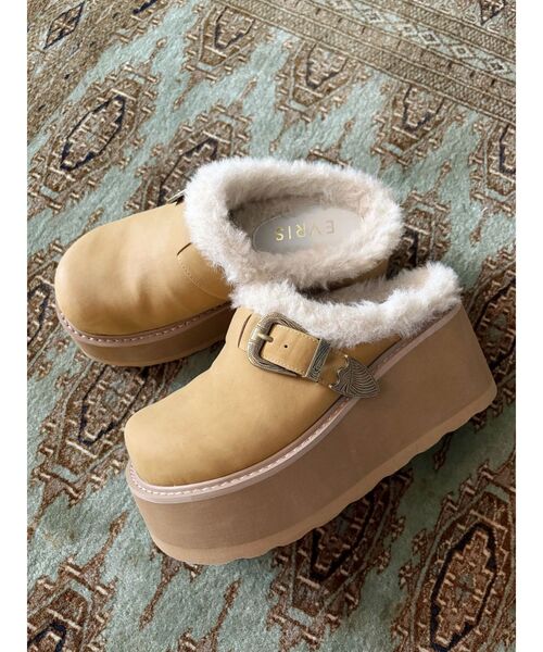 EVRIS(エヴリス)の「フェイクファープラットフォームスリッポン(スリッポン・レディース・ベージュ/ブラック・SMALL/MEDIUM/LARGE)」の2枚目の写真