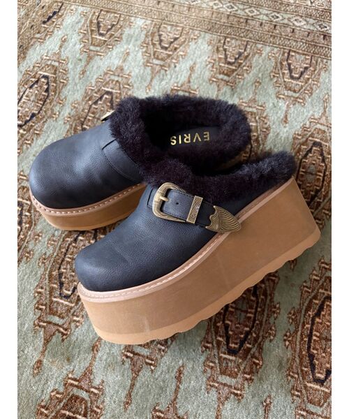 EVRIS(エヴリス)の「フェイクファープラットフォームスリッポン(スリッポン・レディース・ベージュ/ブラック・SMALL/MEDIUM/LARGE)」の1枚目の写真